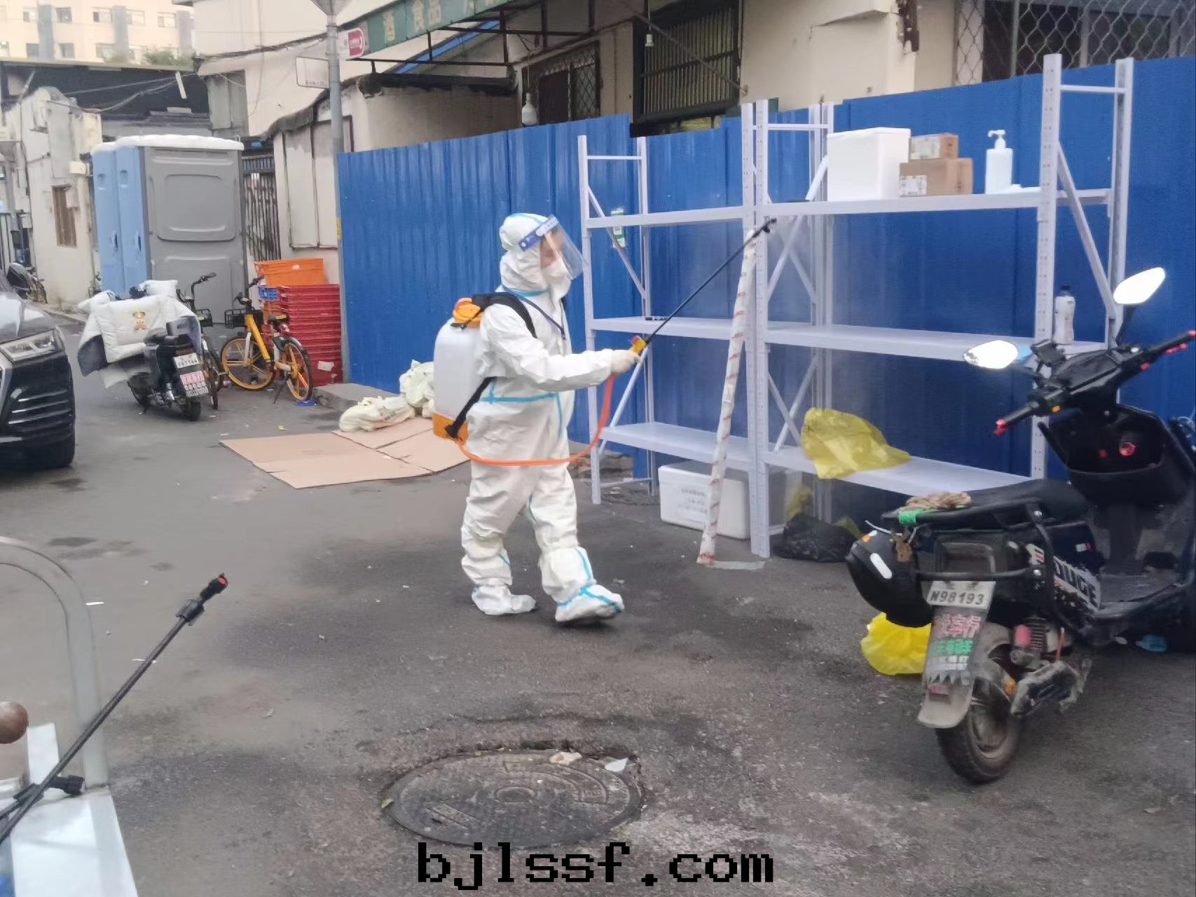 快(kuài)遞外(wài)賣(mài)点噴灑消毒