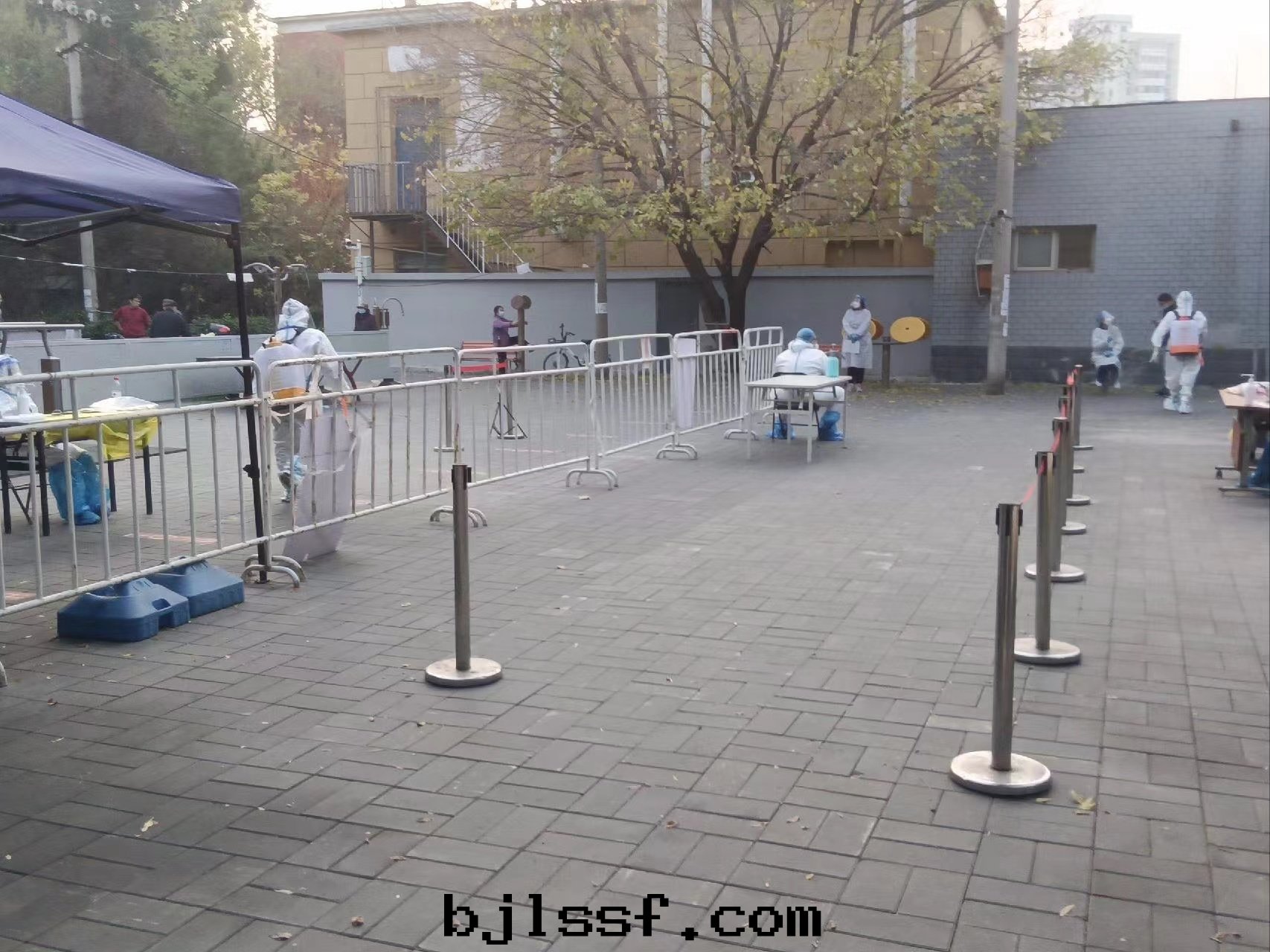 核酸(suān)監測点噴灑消毒